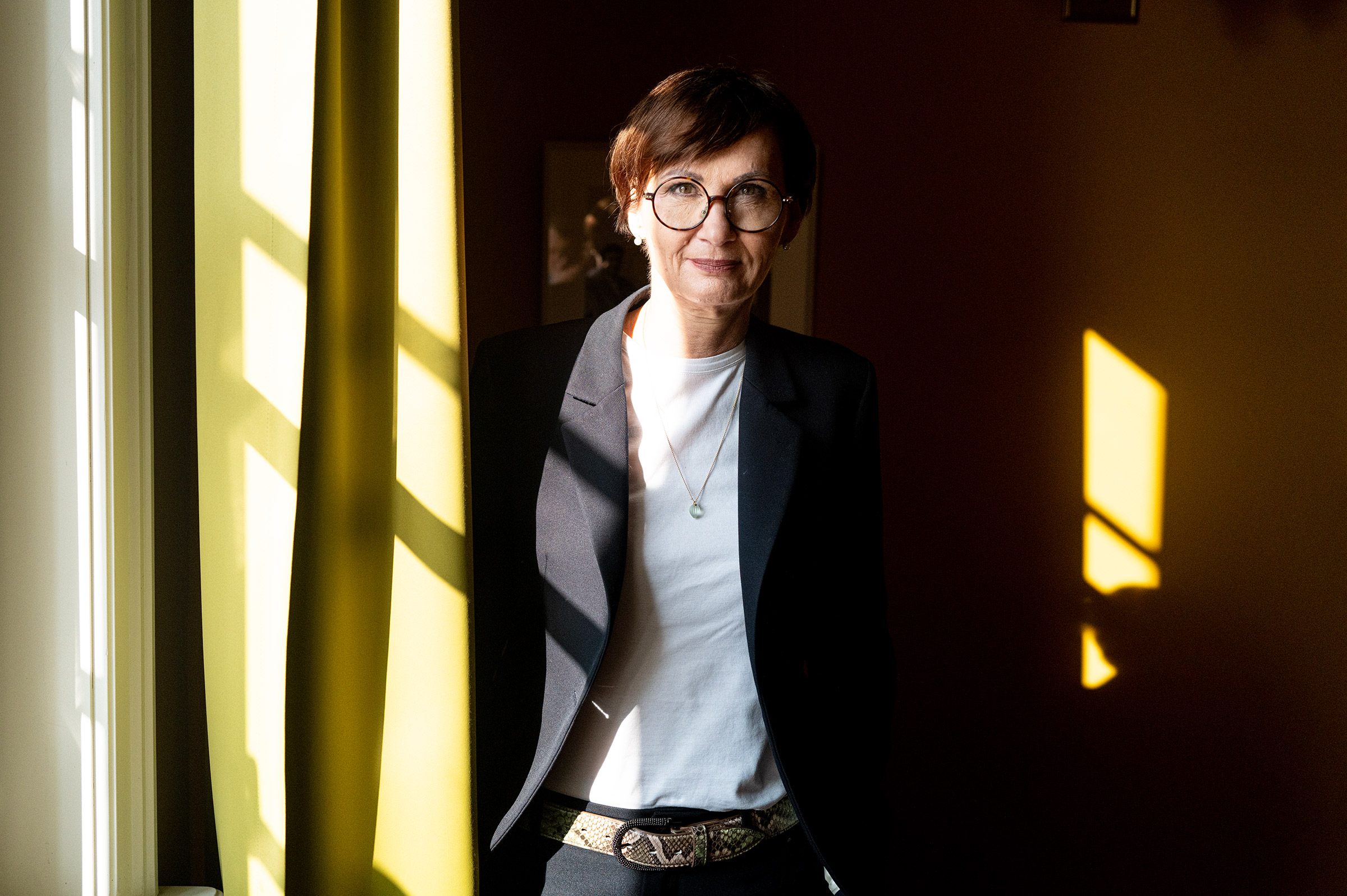 Bundesministerin für Bildung und Forschung Bettina Stark-Watzinger im Porträt im Literaturhaus in Frankfurt am Main.