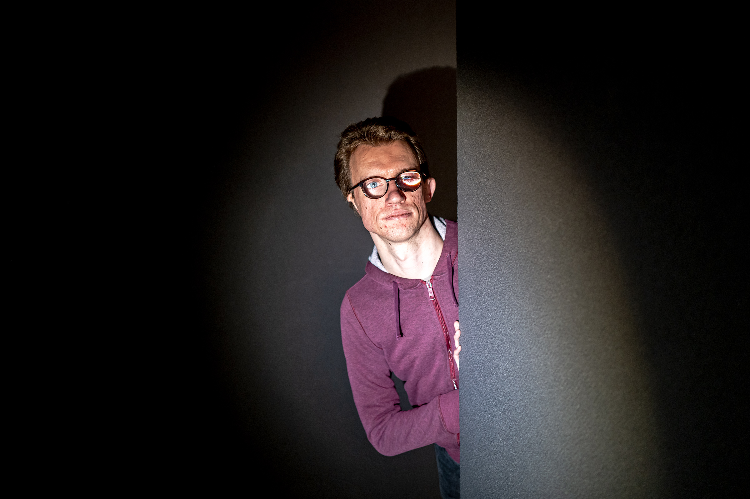 Im Bild: Porträt in dem Dialogmuseum. -Edvin Duric - Der Musiker arbeitet als sechssprachiger Guide im Dialogmuseum Frankfurt. Portät im Dialogmuseum in der Hauptwache in Frankfurt am Main. Fotografiert am 04.02.2025.