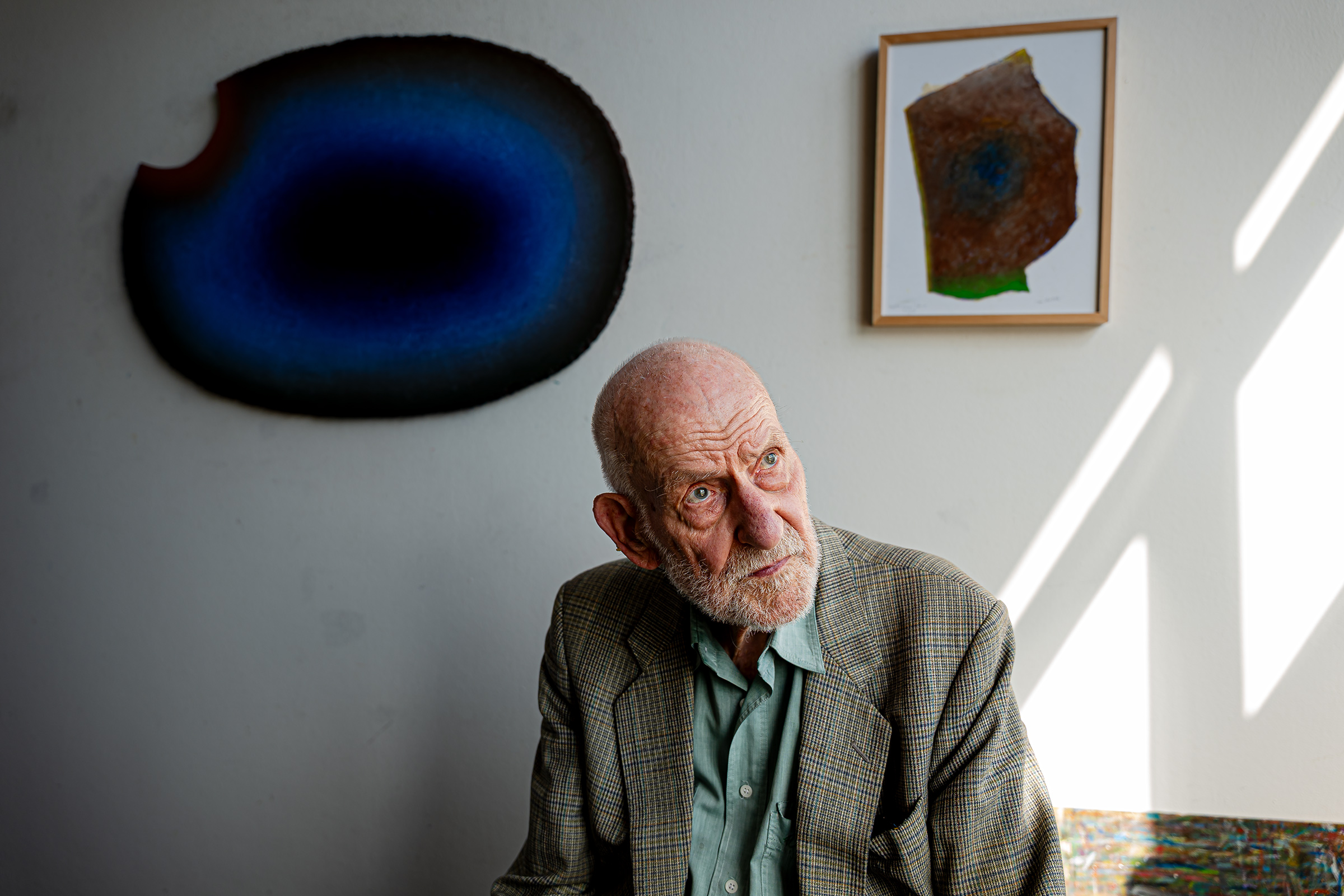 Im Bild: Porträt in seinem Atelier. -Raimer Jochims - Der deutsche Malewr und ehemalige Rektor der Frankfurter Städelschule im Porträt. Besuch in seinem Wohnhaus in der Hauptstraße 21 in Maintal. Fotografiert am 11.08.2025.