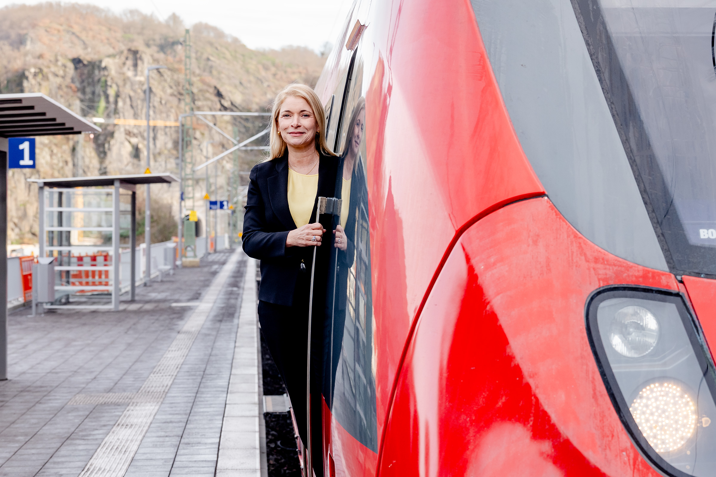 Evelyn Palla im Porträt am Bahnhof Altenahr. -Evelyn Palla - Die Vorstandsvorsitzende der Deutschen Bahn AG besucht die Eröffnung der Ahrtalbahn.