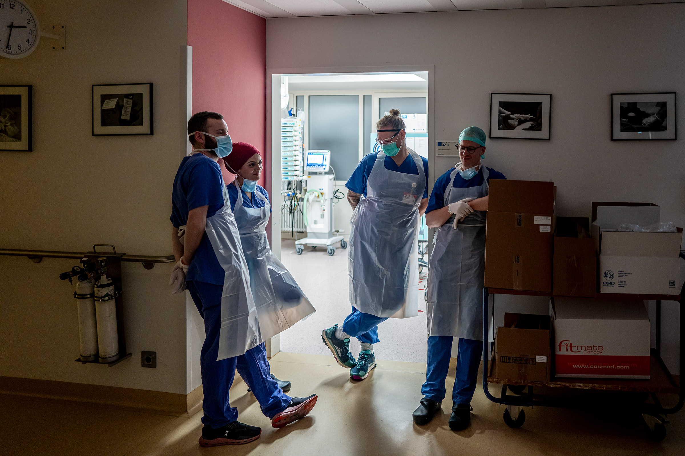 Gegen 02:58 Uhr geben die Mitarbeiter die Reanimation, auf da die Werte des Patienten sich ständig verschlechtern. Diese Entscheidung wird im Team getroffen und jeder kann Wiederspruch einlegen. Nach einem 30-minütigen Kampf verstirbt der Patient.