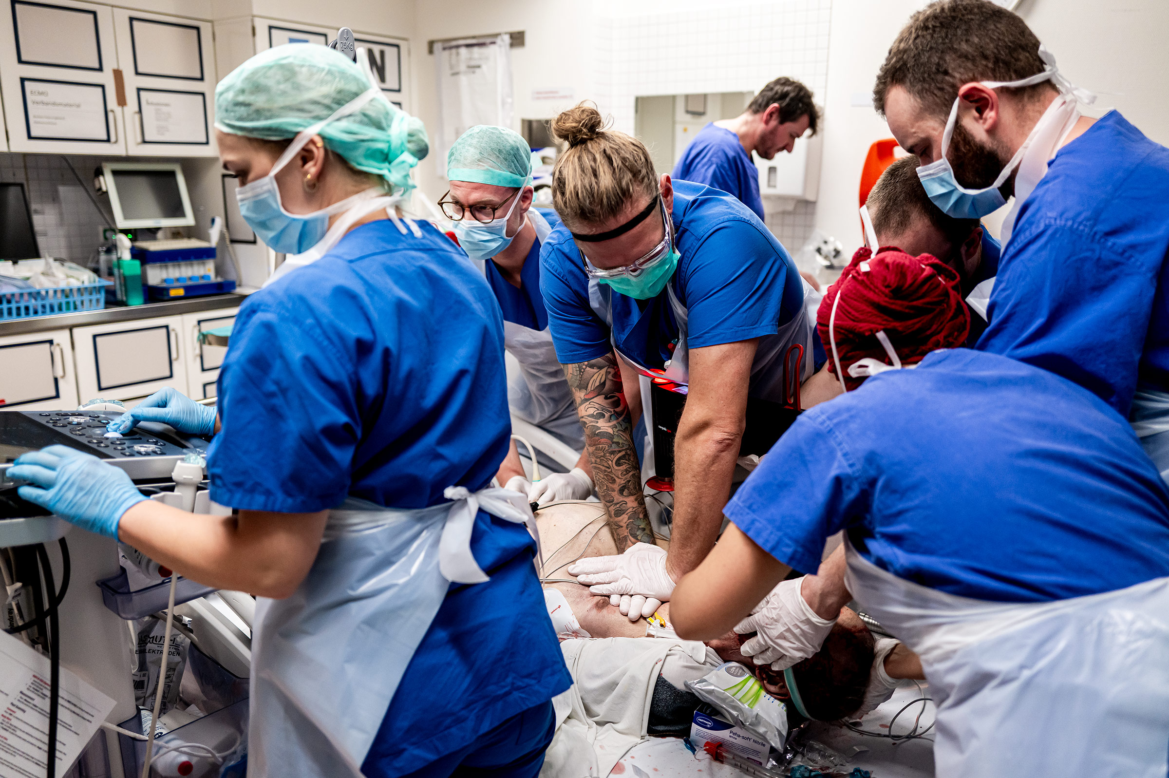 Nach einem Anruf auf der Station wird ein Patient eingeliefert und muss reanimiert werden. Zusammen mit den Ärzten kämpfen die Pfleger ca. 30 Minuten lang um das Leben des Patienten. Dieser verstirbt jedoch.