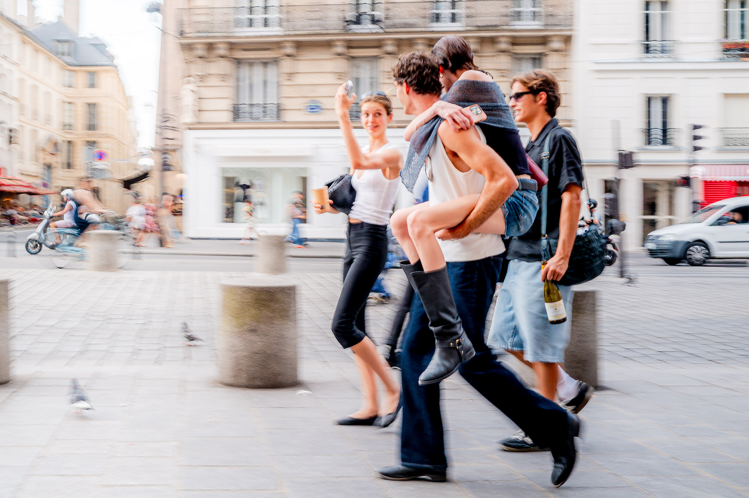 In Paris passieren so wunderbare Sachen wie hier wo eine Gruppe von Freunden sehr schön spaziert.