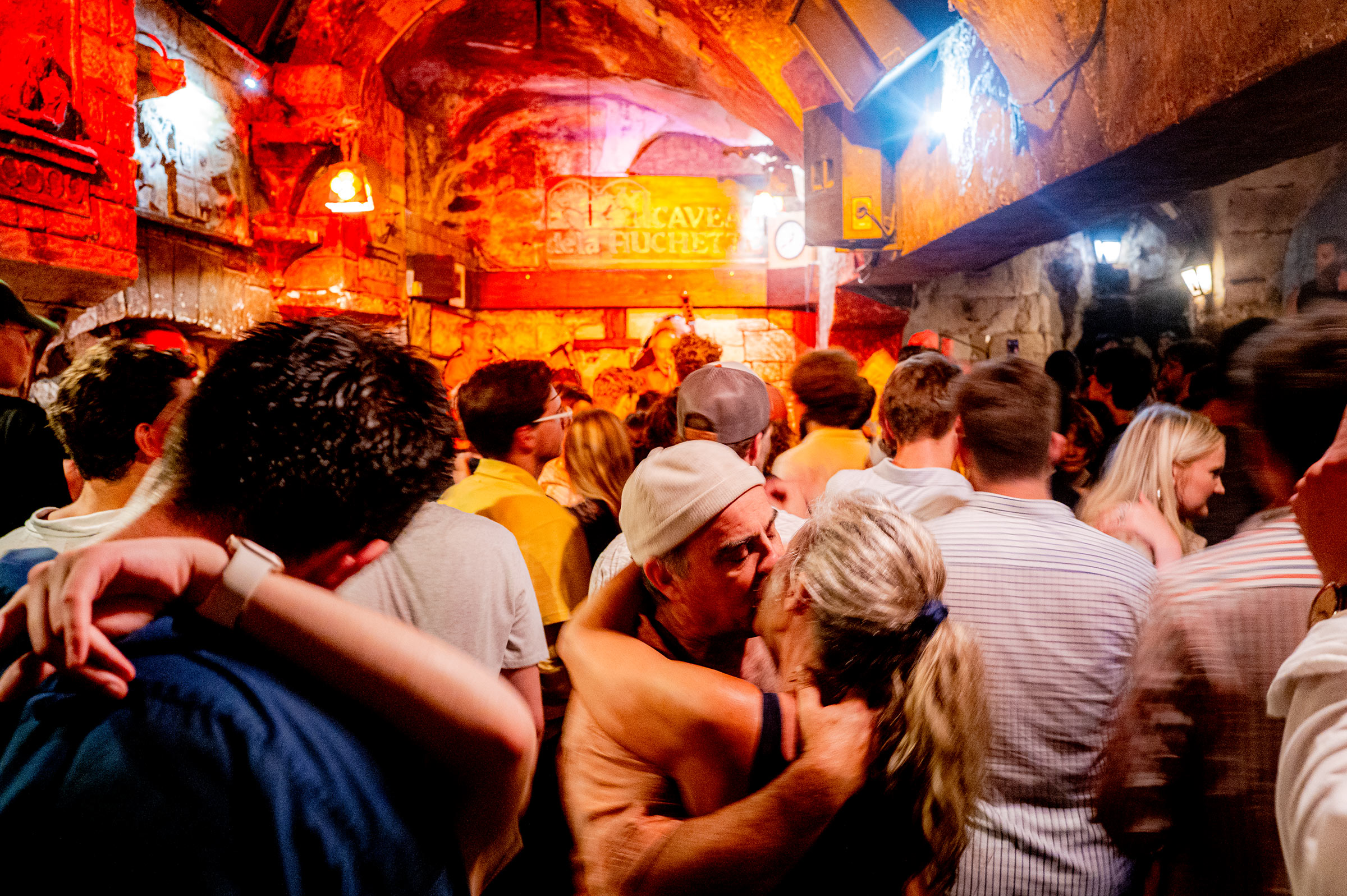 Ein Paar kuesst sich in einem der der berühmten Paris Nachtleben Clubs.