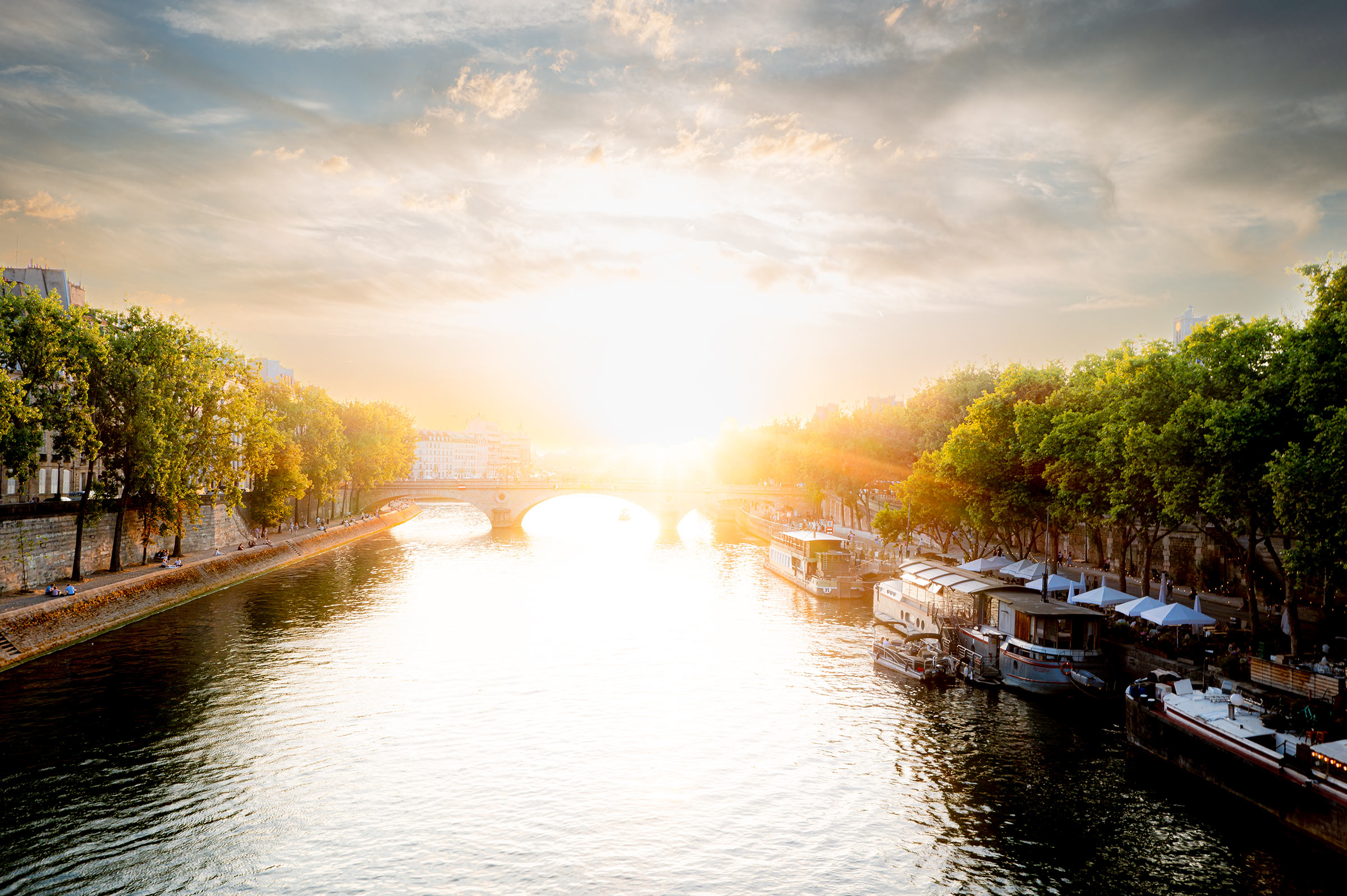 Ein Blick über den Fluss der durch Paris fließt bei Sonnenaufgang. Wunderschoen.