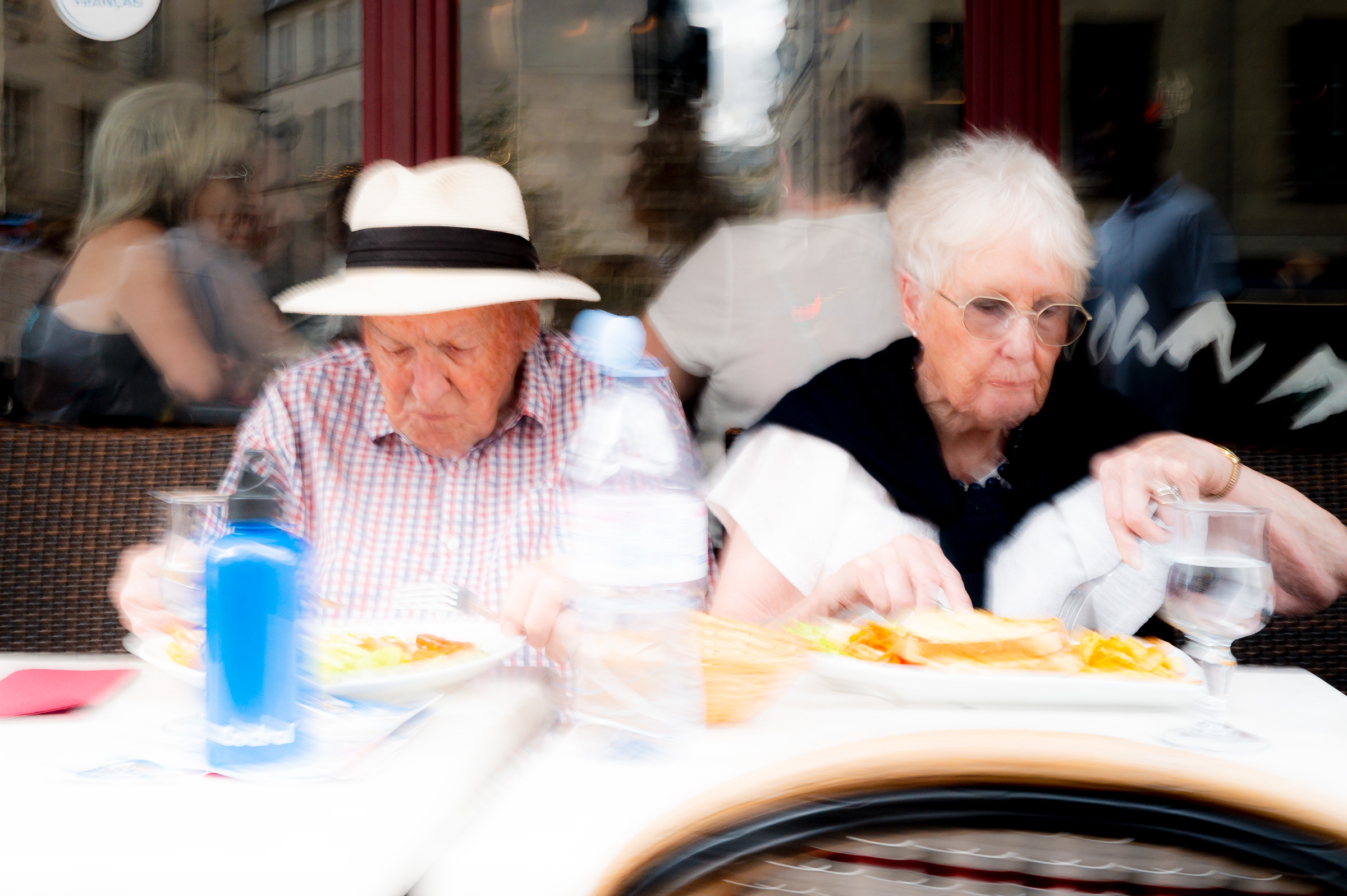 Ach, Paris und da sehen wir doch auch Leute beim lecker essen. Ein altes Paar lässt es sich in der Stadt der Liebe gut gehen.