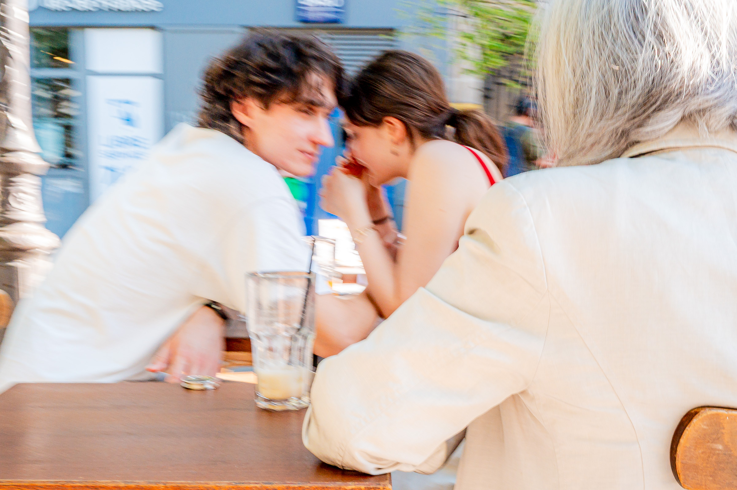 Tuschelt da ein verliebtes Paar in dieser Fotografie von der Stadt der Liebe.