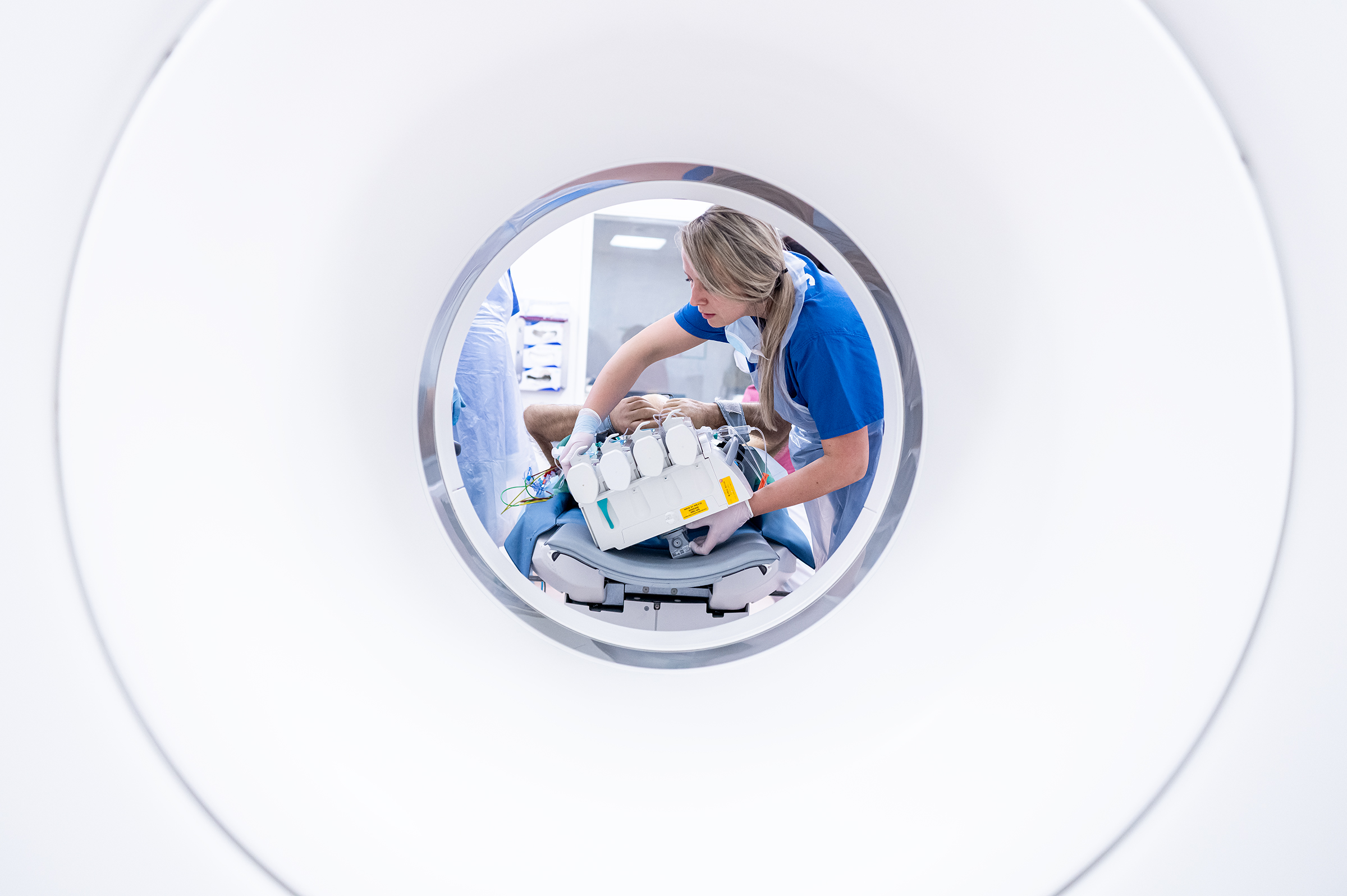 Schichtwechsel auf der Intensivstation. Übergabe von der Früh- an die Spätschicht. Insgesamt gibt es ein Drei-Schicht-System. Die Frühschicht von 7-13 Uhr, Spätschicht von 13-21 Uhr und die Nachtschicht von 21-07 Uhr. 