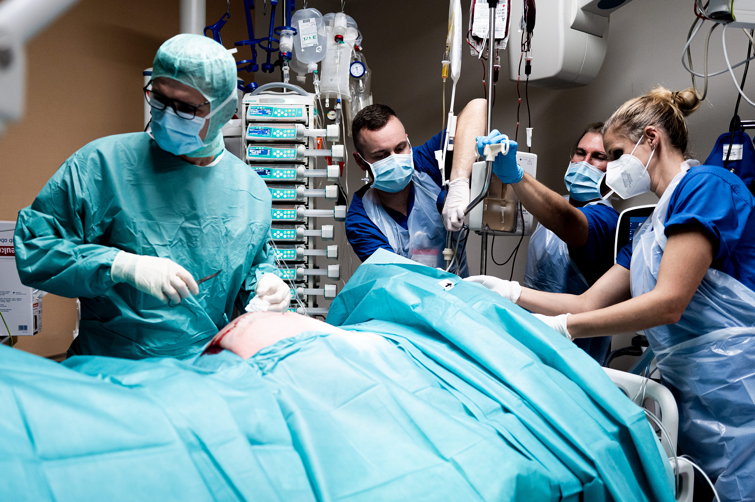 Notfall auf der Intensivstation, da sich der Zustand einer Patientin rapide verschlechtert hat. Da diese nicht mehr transportfähig ist muss ein Chirurg auf die Station kommen und unter der Hilfe der Mitarbeiter operieren.