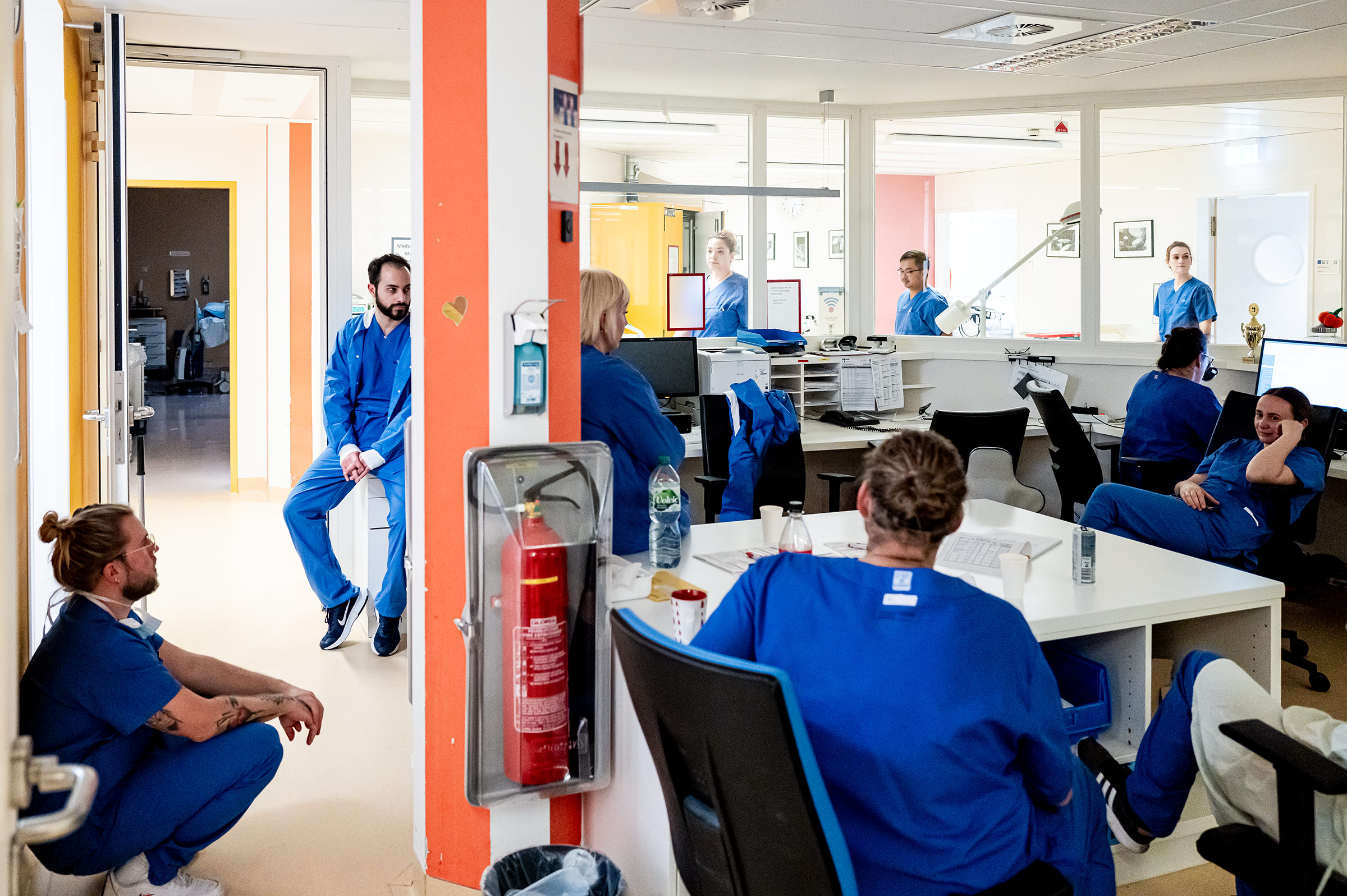 Schichtwechsel auf der Intensivstation. Übergabe von der Früh- an die Spätschicht. Insgesamt gibt es ein Drei-Schicht-System. Die Frühschicht von 7-13 Uhr, Spätschicht von 13-21 Uhr und die Nachtschicht von 21-07 Uhr.